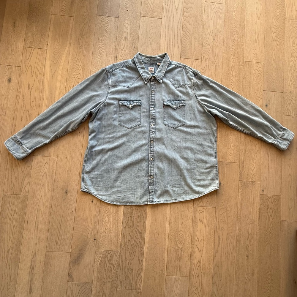 ✨4 for $60✨ Levi's Women’s Light Blue Button Down Shirt Size 3XL